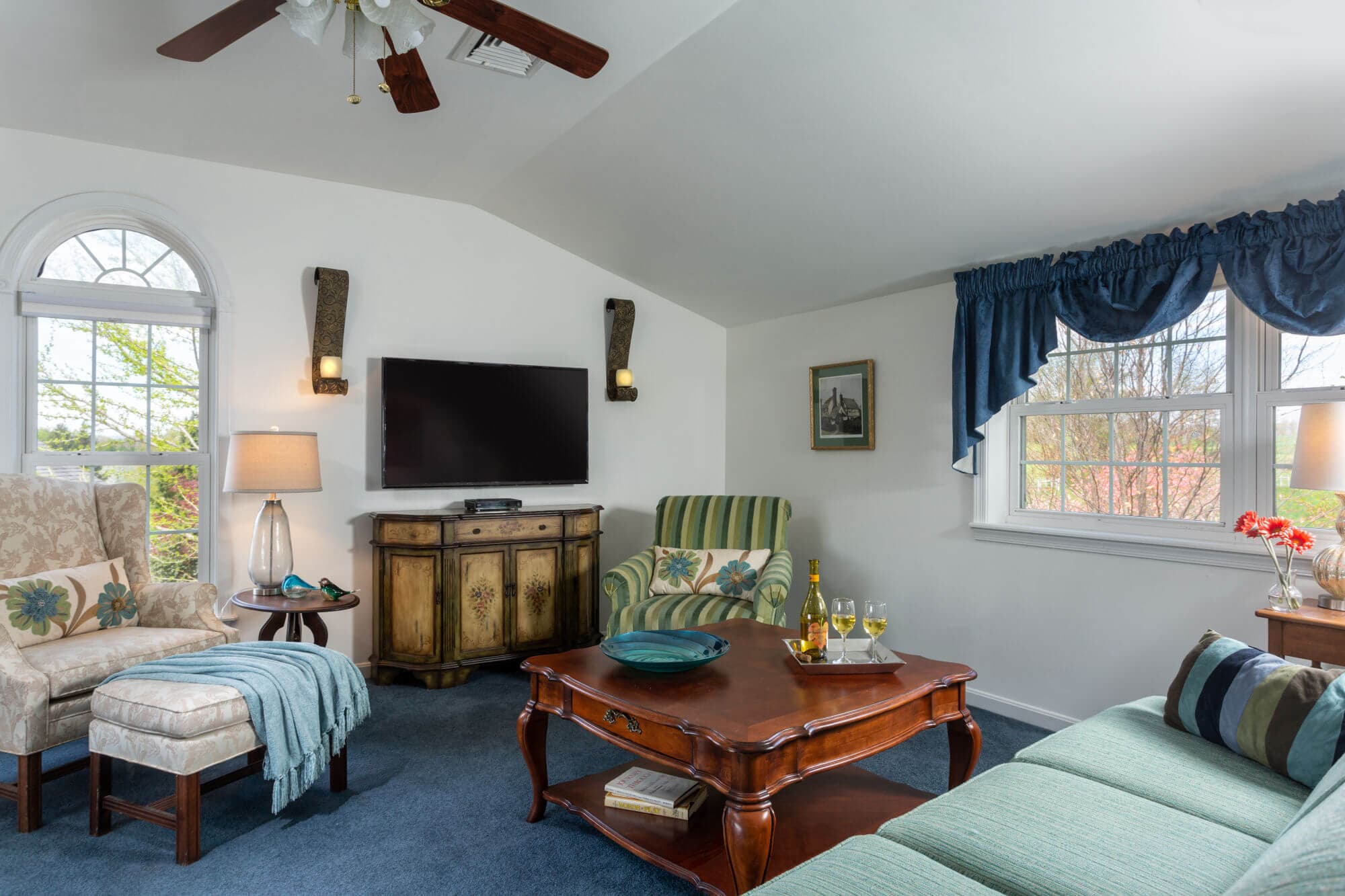 Sitting room with flat-screen tv